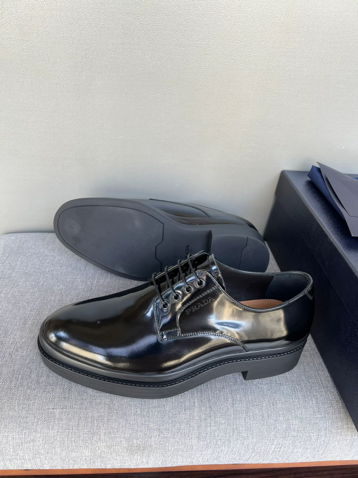 Men's shoes 💰860 💰Best recommendation✨PRADA Prada top purchasing quality imported upper with color-brushed edge beads carved toe design cowhide lining private molded TPU outsole non-slip, wear-resistant and elastic fashionable and versatile burgundy black blue 39-44 in stock (38, 45 customized for replacement, return and exchange)